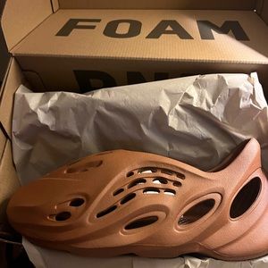 🆕 Yeezy Foam Runner Clay Red